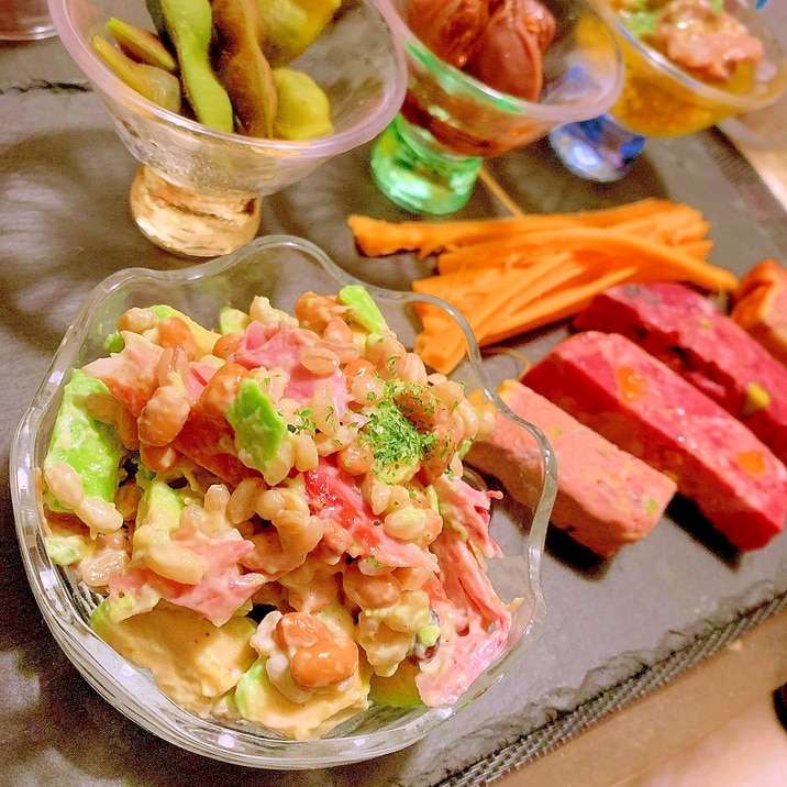 スモークチキンとアボカドの大豆もち麦MIXサラダ